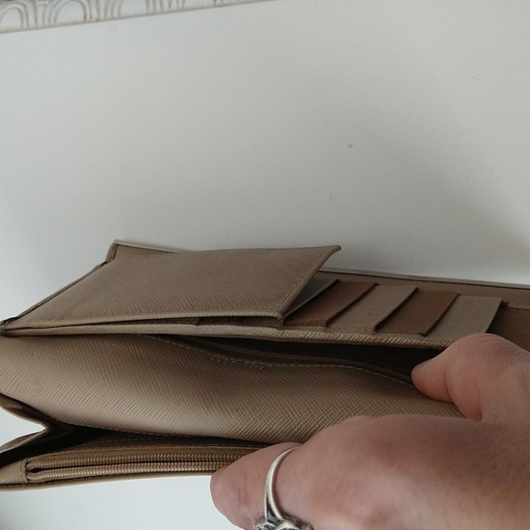 AUTHENTIC SALVATORE FERRAGAMO BEIGE LEATHER BI-FOLD WALLET - Picture 7 of 9